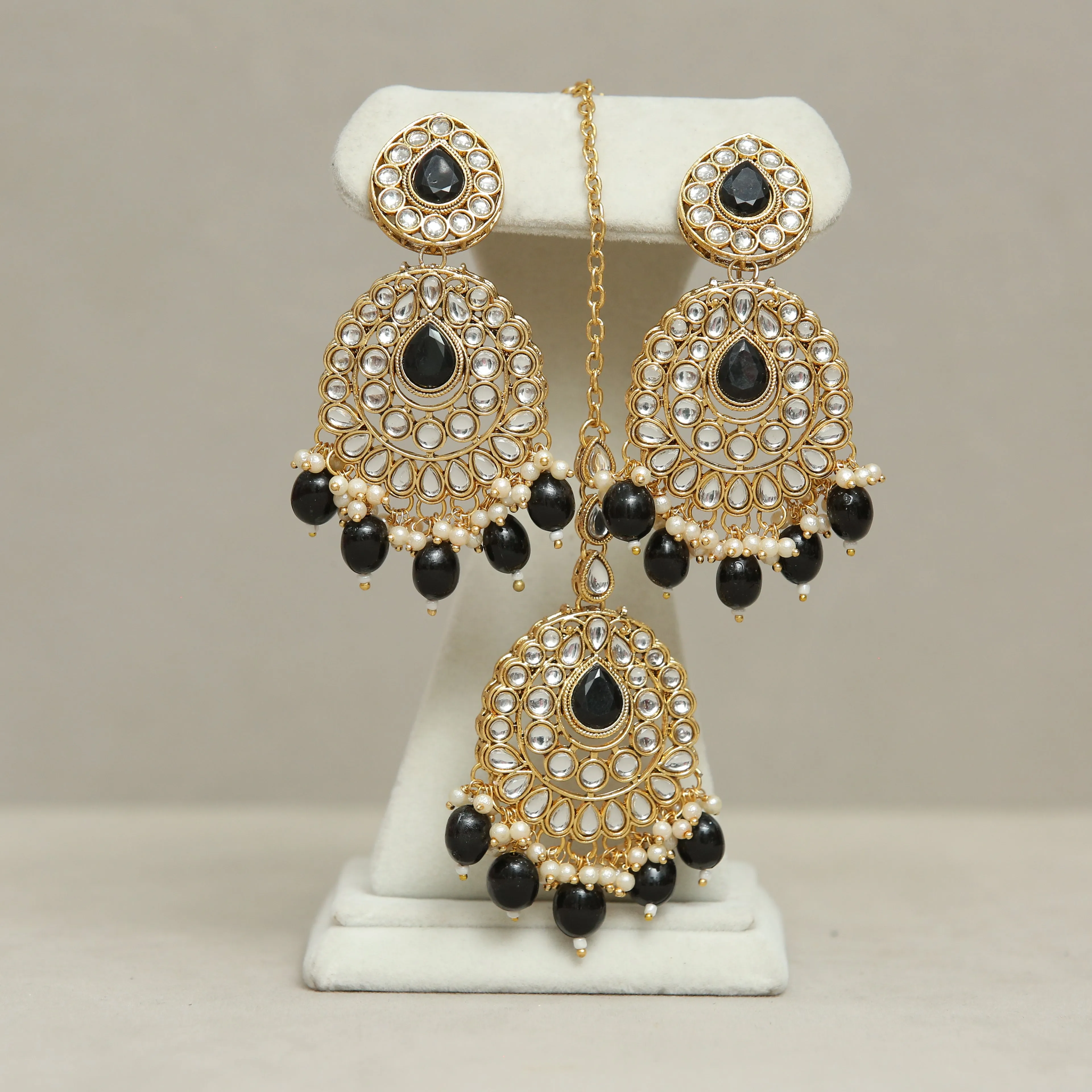 Binita Kundan Earrings And Tikka